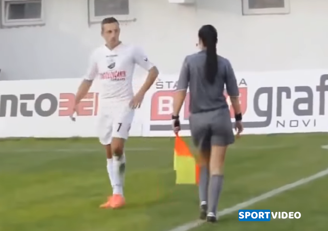 ქალი მსაჯის რეაქცია, როდესაც ფეხბურთელი მკერდზე შეეხო (ვიდეო)