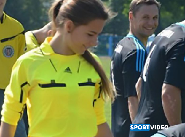 ქალი მსაჯის რეაქცია, როდესაც ფეხბურთელმა ხელი შემთხვევით მკერდზე მოარტყა (ვიდეო)